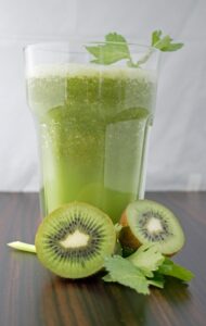 Grüner Smothie aus Rucola, Kiwi und Sellerie