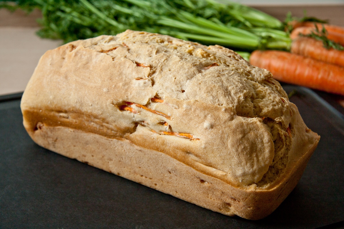 Möhrenbrot Karottenbrot nach dem Backen Möhrenbrot Karottenbrot frisch gebacken