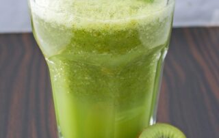 Rucola-Sellerie-Kiwi-Smoothie Grüner Smoothie