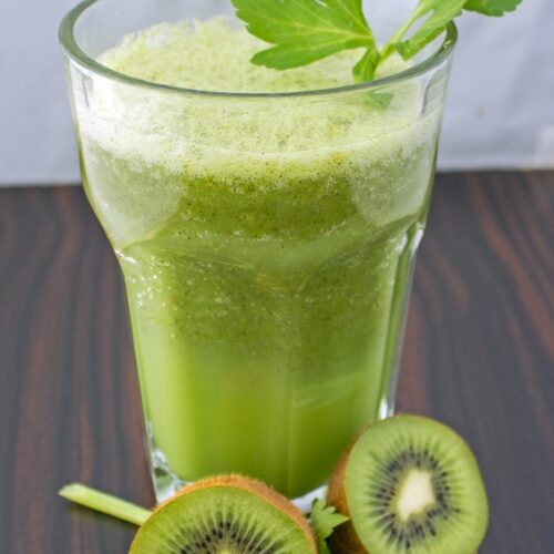 Rucola-Sellerie-Kiwi-Smoothie Grüner Smoothie