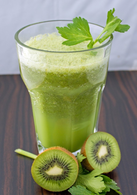 Rucola-Sellerie-Kiwi-Smoothie Grüner Smoothie
