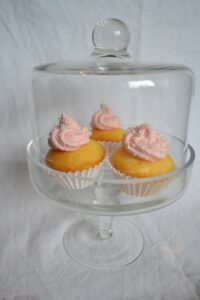 Ananas-Kokos-Cupcakes auf Glasuntersetzer