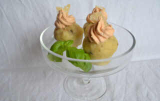 Herzhafte Cupcakes mit Oliven und Tomaten mit Topping