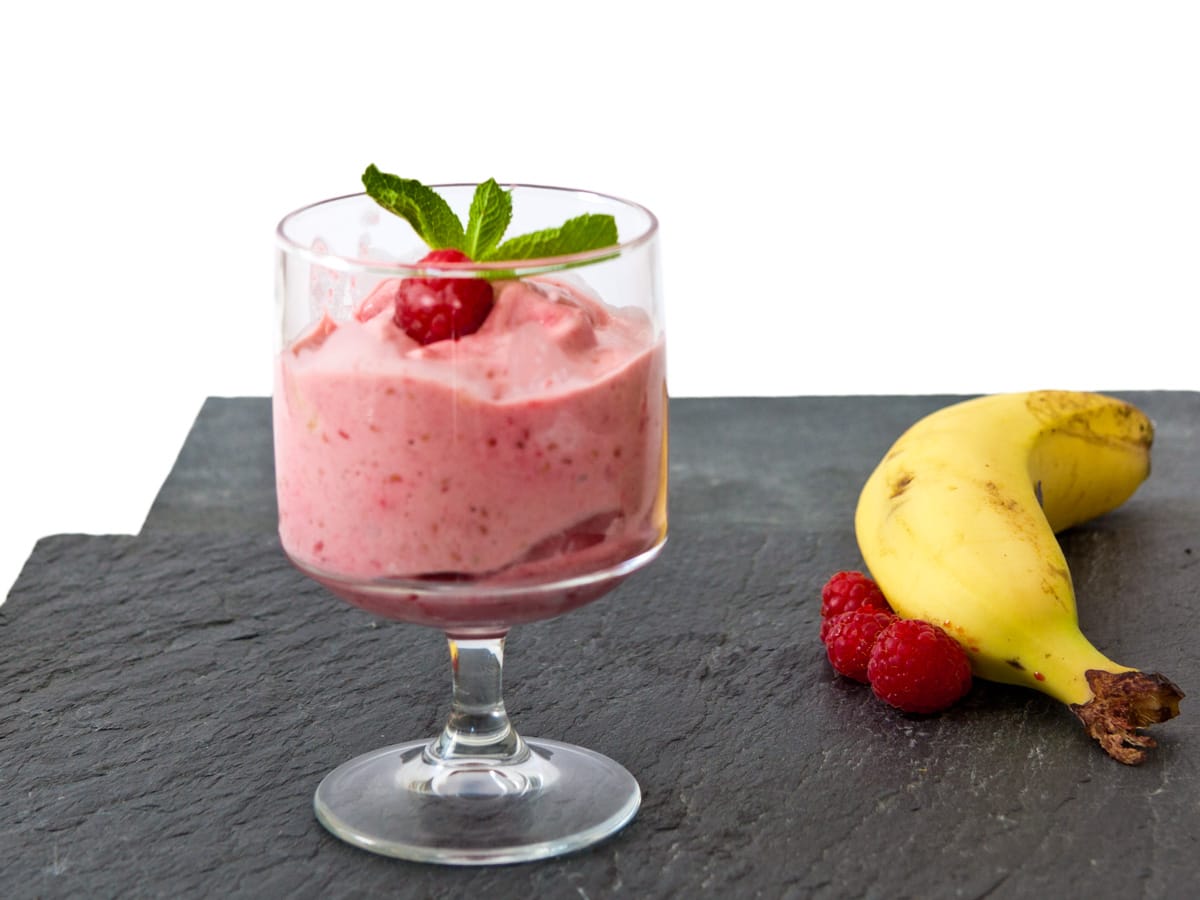 Himbeer-Bananen-Eis im Leonardo Glas Himbeer-Bananen-Eis aus dem Standmixer