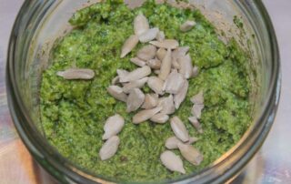 Petersilien-Sonnenblumenkern-Pesto die schnelle italienische Nudelsoße einmal anders