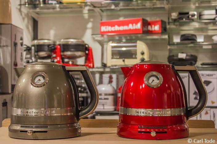 Kitchenaid Wasserkocher grau und rot Der Kitchenaid Wasserkocher mit Temperaturrgegulierung, kabellosem Betrieb, 1,5 ltr. Fassungsvermögen und doppelwandigem Gehäuse in grau und rot
