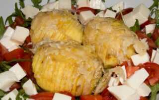 Hasselback-Kartoffeln Ofenkartoffeln Schwedische Fächerkartoffeln in einem Salatbett Carl Tode Göttingen