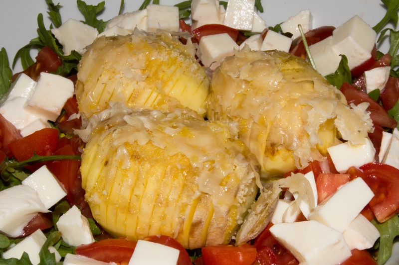 Hasselback-Kartoffeln Ofenkartoffeln Schwedische Fächerkartoffeln in einem Salatbett Carl Tode Göttingen