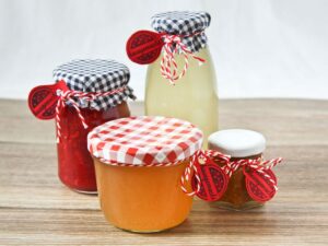 Einkochen_Spezial_001 Geschenke aus der Küche, Gläser gefüllt und dekoriert, selbstgemacht, Einkochen