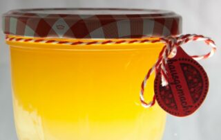 Glas, gefüllt und dekoriert