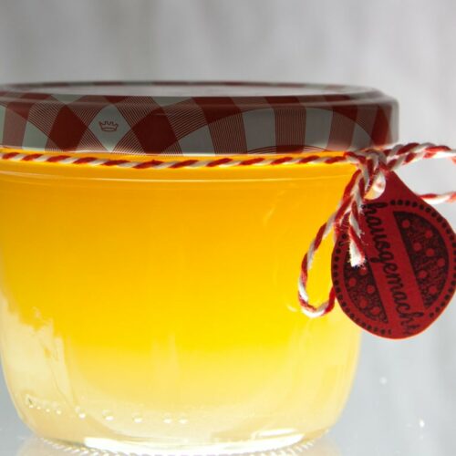 Glas, gefüllt und dekoriert