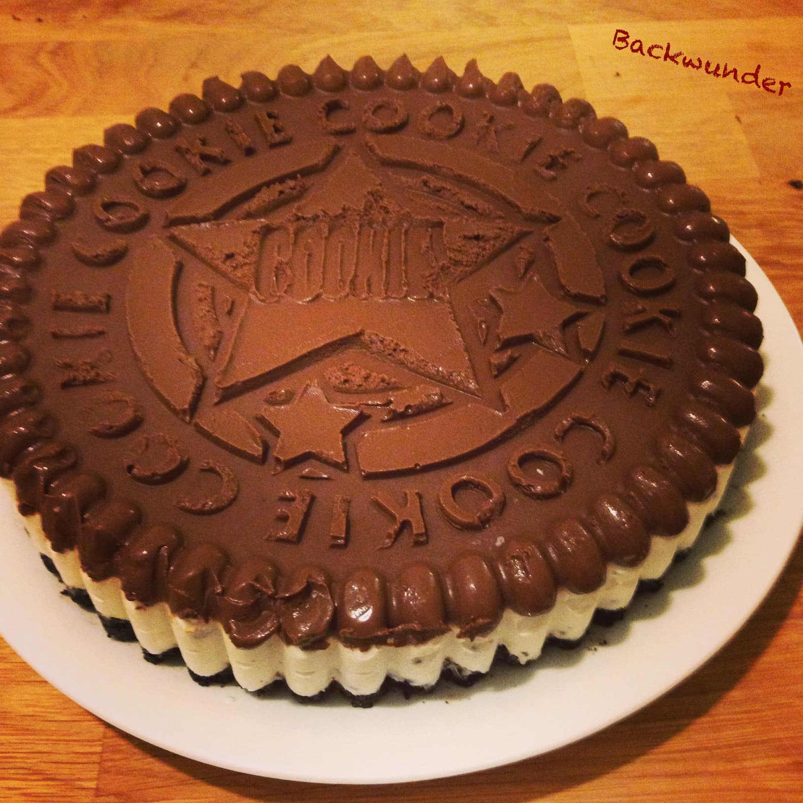 Schokoladen_Oreo_Kuchen_Carl_Tode_Göttingen_01 Kuchen in Form eines Kekses, mit Oreos, Schokolade und Creme-Füllung, Carl Tode Göttingen