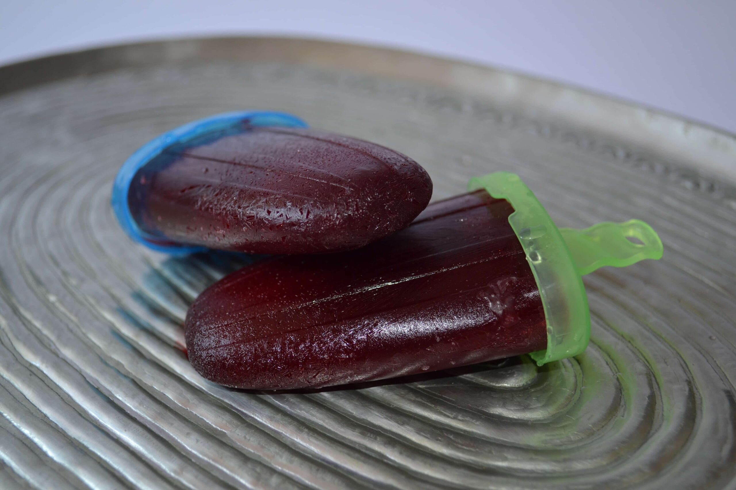 Wassereis_Rote_Beete_Traube_Carl_Tode_Göttingen_03 Leckeres Wassereis mit Rote Beete- und Traubensaft, Rosmarin und Zitrone, ungewöhnlich und frisch, deli Kochzeitschrift, Carl Tode Göttingen