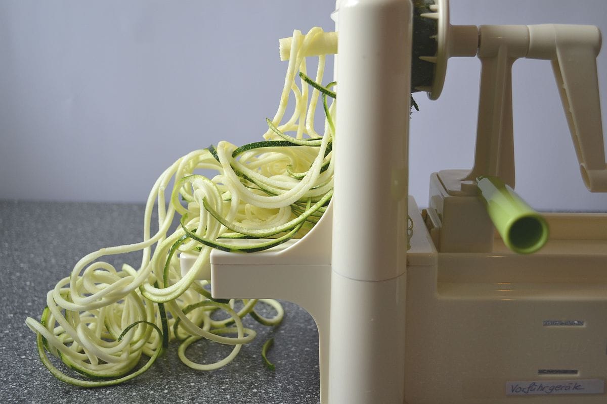 Produkt_Spiralschneider_Vergleich_Hildmann_Lurch_02 Lurch Spiralschneider, Hildmann gegen ursprüngliche Version, Spiralschneider in Benutzung, Carl Tode Göttingen