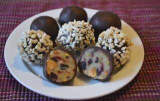 Einfaches Rezept für Marzipankugeln mit Pistazien und Cranberrys, mit Schokoüberzug, toll als Geschenk, Carl Tode Göttingen