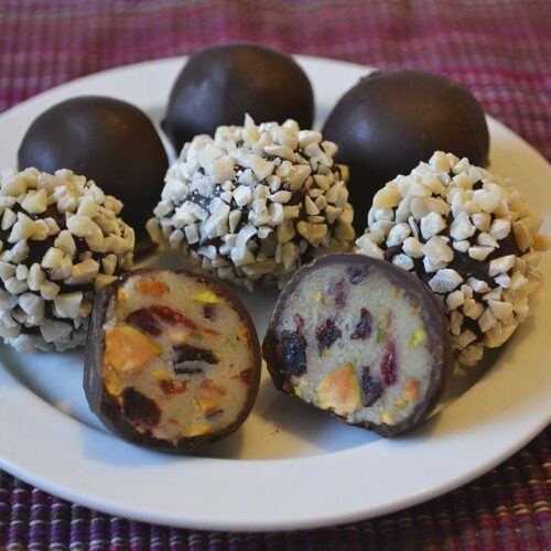 Einfaches Rezept für Marzipankugeln mit Pistazien und Cranberrys, mit Schokoüberzug, toll als Geschenk, Carl Tode Göttingen