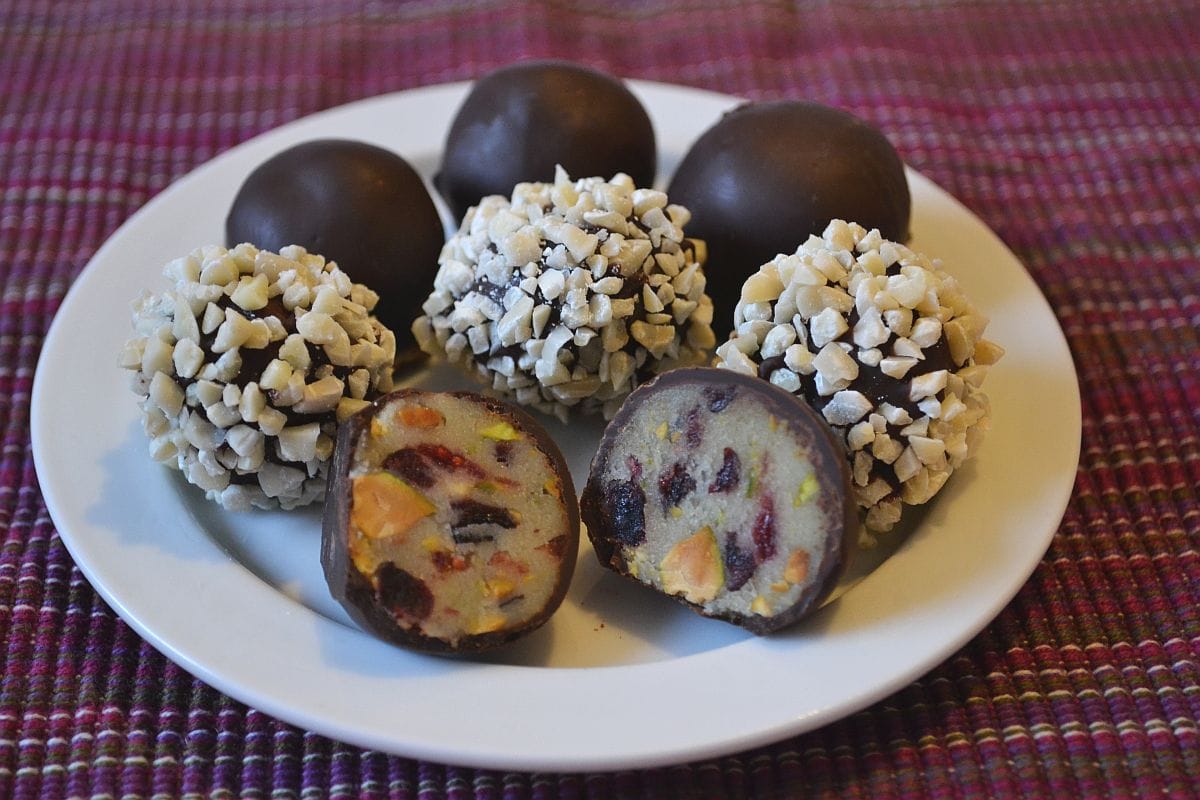 Einfaches Rezept für Marzipankugeln mit Pistazien und Cranberrys, mit Schokoüberzug, toll als Geschenk, Carl Tode Göttingen