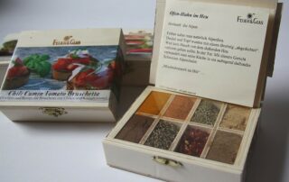 Entdecken sie die tollen Gewürzboxen von Feuer&Glas bei Carl Tode in Göttingen, spannende Gerichte zum Verschenken oder Selberkochen