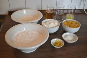 Entstehung einer Regenbogentorte, mit Fondantdekoration, mit Himbeercreme und Ganache, Carl Tode Göttingen