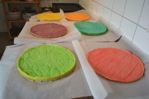 Entstehung einer Regenbogentorte, mit Fondantdekoration, mit Himbeercreme und Ganache, Carl Tode Göttingen