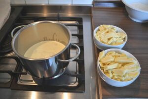 Herstellung der Ganache für die Regenbogentorte, weiße Schokolade und Sahne, Carl Tode Göttingen