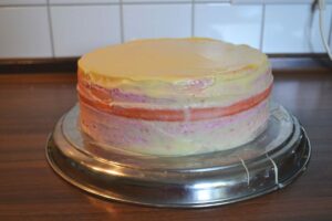 Carl Tode dokumentiert die Entstehung einer Regenbogentorte, Schritt für Schritt, mit Fondant und Himbeercreme, zum Nachmachen