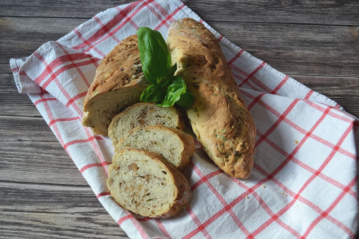 Leckeres Rezept für Baguette mit Kräutern, herzhaft würzig, Beilage zum Grillen oder zum Salat, Carl Tode Göttingen