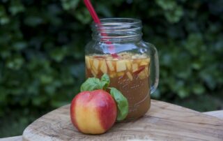 Leckerer Eistee selbstgemacht, Nektarine, Pfirsich und Basilikum, Rezept von Carl Tode Göttingen