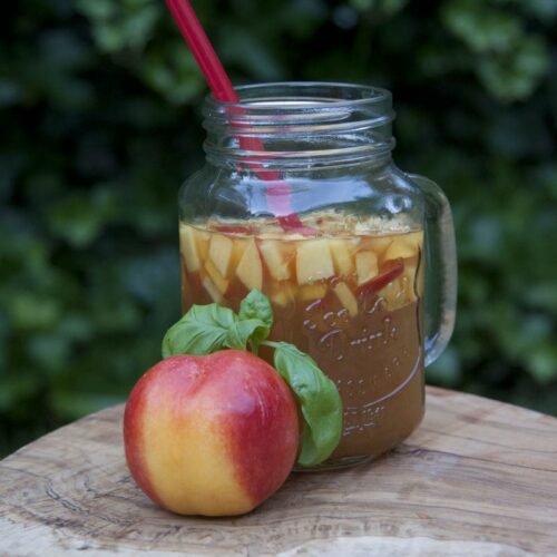 Leckerer Eistee selbstgemacht, Nektarine, Pfirsich und Basilikum, Rezept von Carl Tode Göttingen