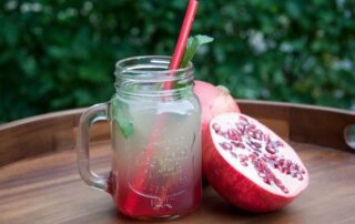 Eistee hausgemacht, aus weißem Tee mit Granatapfelsirup und Lemon-Squash, Erfrischung für den Sommer, Carl Tode Göttingen