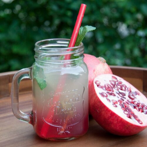 Eistee hausgemacht, aus weißem Tee mit Granatapfelsirup und Lemon-Squash, Erfrischung für den Sommer, Carl Tode Göttingen
