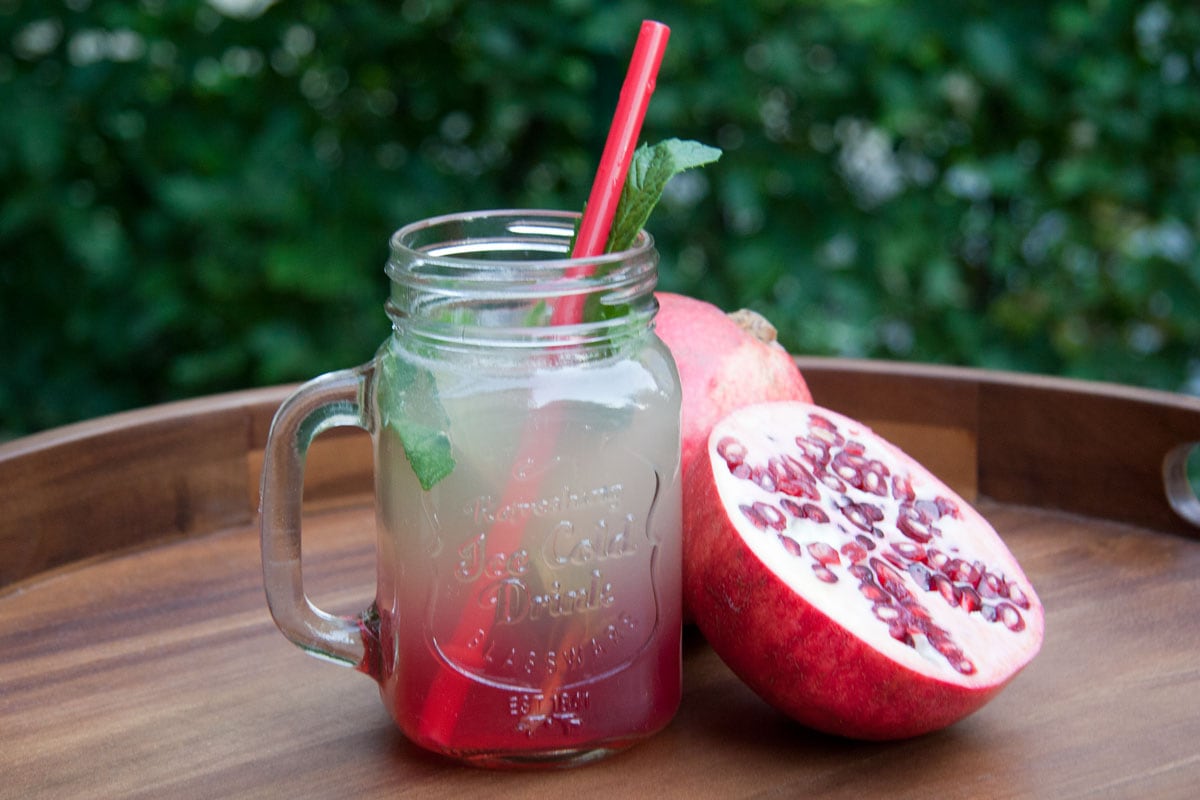 Rezept-Eistee-Granatapfel Carl-Tode-Goettingen001 Eistee hausgemacht, aus weißem Tee mit Granatapfelsirup und Lemon-Squash, Erfrischung für den Sommer, Carl Tode Göttingen