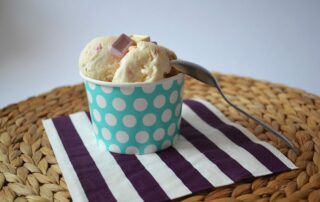 Leckeres Eis aus drei Zutaten selbstgemacht, viele Geschmacksvariationen, hier mit Ahoj-Brause, Carl Tode Göttingen