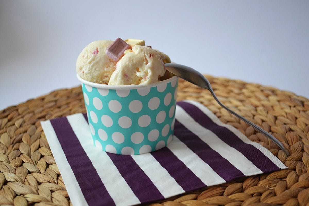 Leckeres Eis aus drei Zutaten selbstgemacht, viele Geschmacksvariationen, hier mit Ahoj-Brause, Carl Tode Göttingen