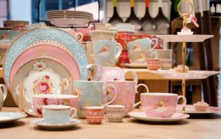 Entdecken Sie das farbenfrohe Geschirr von PIP Studio, jetzt bei Carl Tode Göttingen erhältlich, florale Muster und Gold