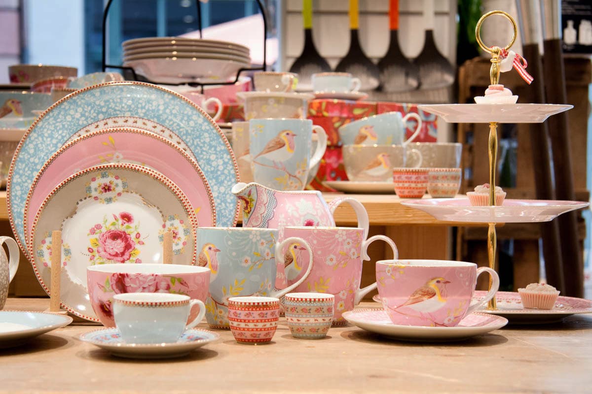 Produkt-PIP-Studio-Carl-Tode-Göttingen-01 Entdecken Sie das farbenfrohe Geschirr von PIP Studio, jetzt bei Carl Tode Göttingen erhältlich, florale Muster und Gold