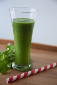 Carl Tode Göttingen präsentiert die Smoothie-Woche, grüner Smoothie mit Feldsalat und Mango, Ananas und Birne, fruchtig und erfrischend