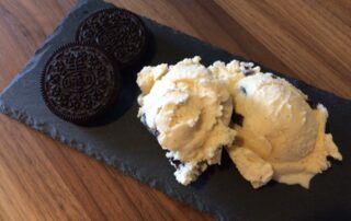 Ein leckeres cremiges Vanille-Eis mit Oreo-Keksen nennt sich Cookies and Crem und ist wirklich köstlich. Cal Tode hat die Eismaschine angeworfen und ist ganz begeistert.