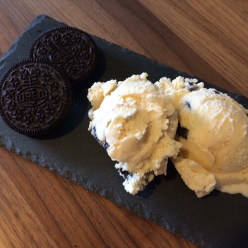 Ein leckeres cremiges Vanille-Eis mit Oreo-Keksen nennt sich Cookies and Crem und ist wirklich köstlich. Cal Tode hat die Eismaschine angeworfen und ist ganz begeistert.
