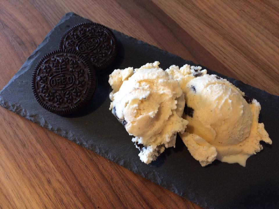 Cookies and Cream Ein leckeres cremiges Vanille-Eis mit Oreo-Keksen nennt sich Cookies and Crem und ist wirklich köstlich. Cal Tode hat die Eismaschine angeworfen und ist ganz begeistert.