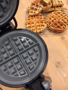 Das geöffnete Waffeleisen von KitchenAid mit den fertigen Buttermilchwaffeln in unserem Ladengeschäft in Göttingen