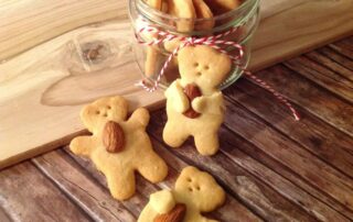 Teddy umarmt Mandeln, süße Kekse, Hingucker auf der Kaffeetafel, Carl Tode Göttingen
