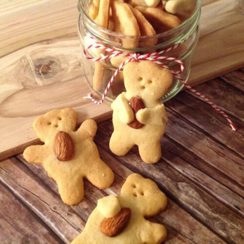 Teddy umarmt Mandeln, süße Kekse, Hingucker auf der Kaffeetafel, Carl Tode Göttingen