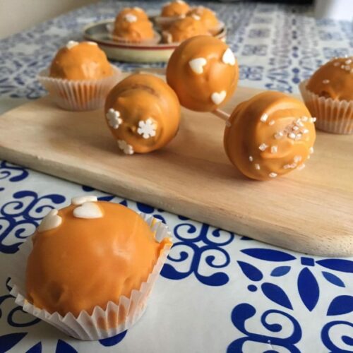 leckere Teigkugeln umhüllt von Schokolade mit feinem Aroma