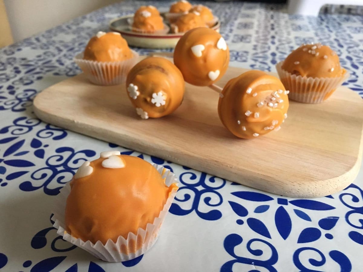 12633599_1079884875365105_6541656485421106631_o leckere Teigkugeln umhüllt von Schokolade mit feinem Aroma