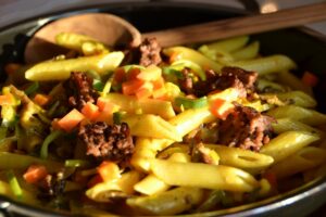 Carl Tode Göttingen präsentiert ein leckeres einfaches Rezept für Nudelpfanne mit Curry