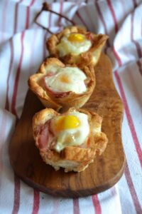 Carl Tode präsentiert leckere Toastmuffins mit Bacon und Ei aus dem Backofen, für Brunch oder Frühstück