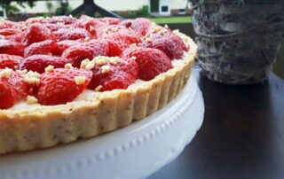 KitchenCraft Hebeboden Tarteform von Carl Tode gefüllt mit leckerer Erdbeertarte