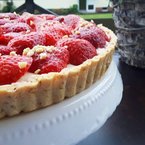 KitchenCraft Hebeboden Tarteform von Carl Tode gefüllt mit leckerer Erdbeertarte