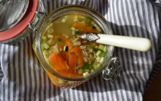 Carl Tode präsentiert selbstgemachte Instantsuppen, für die Mittagspause, frisch und gesund